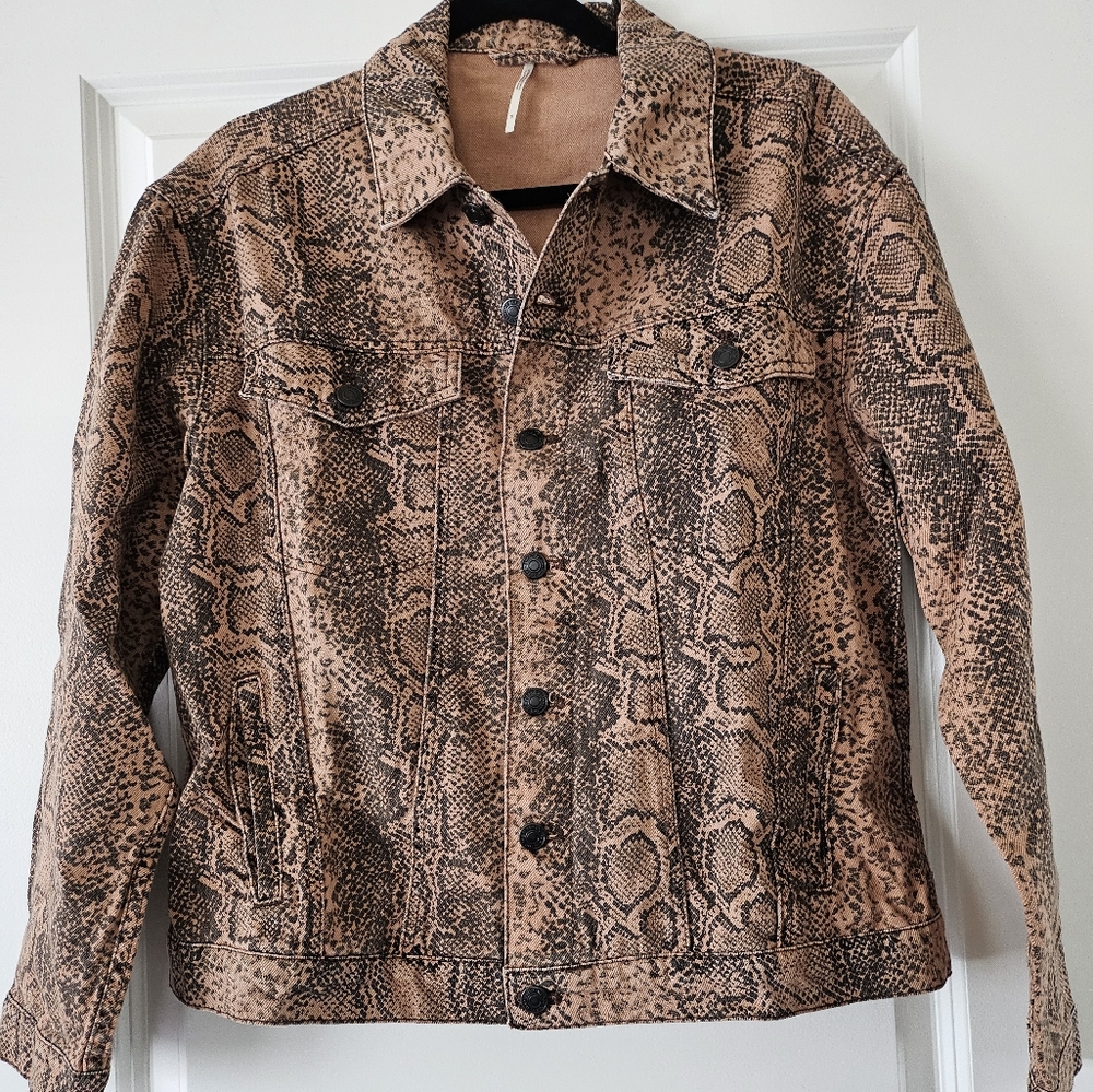 Stylish Snake Print Jean Jacket